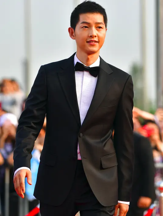 Song Joong Ki dan Song Hye Kyo, mengirimkan sebuah hadiah yang unik untuk sahabat sekaligus junior yang sangat mereka kagumi dengan sikap sopan santunnya, Park Bo Gum. (AFP/Bintang.com)