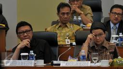 Mendagri Tjahjo Kumolo dan Menlu Retno Lestari Priansari Marsudi saat menghadiri rapat pembahasan Rancangan Undang-undang APBN 2016 dengan Banggar DPR di Komplek Parlemen DPR,  Jakarta, Rabu (9/9/2015). (Liputan6.com/Johan Tallo)