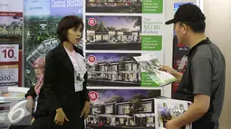 Seorang sales berbincang dengan pengunjung saat pameran Property Week 2015 di Jakarta, Kamis (17/9/2015). 140 pengembang mengisi pameran tersebut dan di harapkan dapat mengembalikan dinamisme industri properti di dalam negeri. (Liputan6.com/Angga Yuniar)