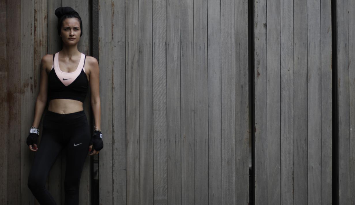 Model dan penyanyi, Rebecca Reijman, berpose usai latihan Muay Thai di rumahnya di Depok, Jawa Barat, Minggu (23/12). Beladiri Muay Thai dipilihnya untuk menjaga kebugaran dan sebagai pertahanan diri. (Bola.com/Vitalis Yogi Trisna)