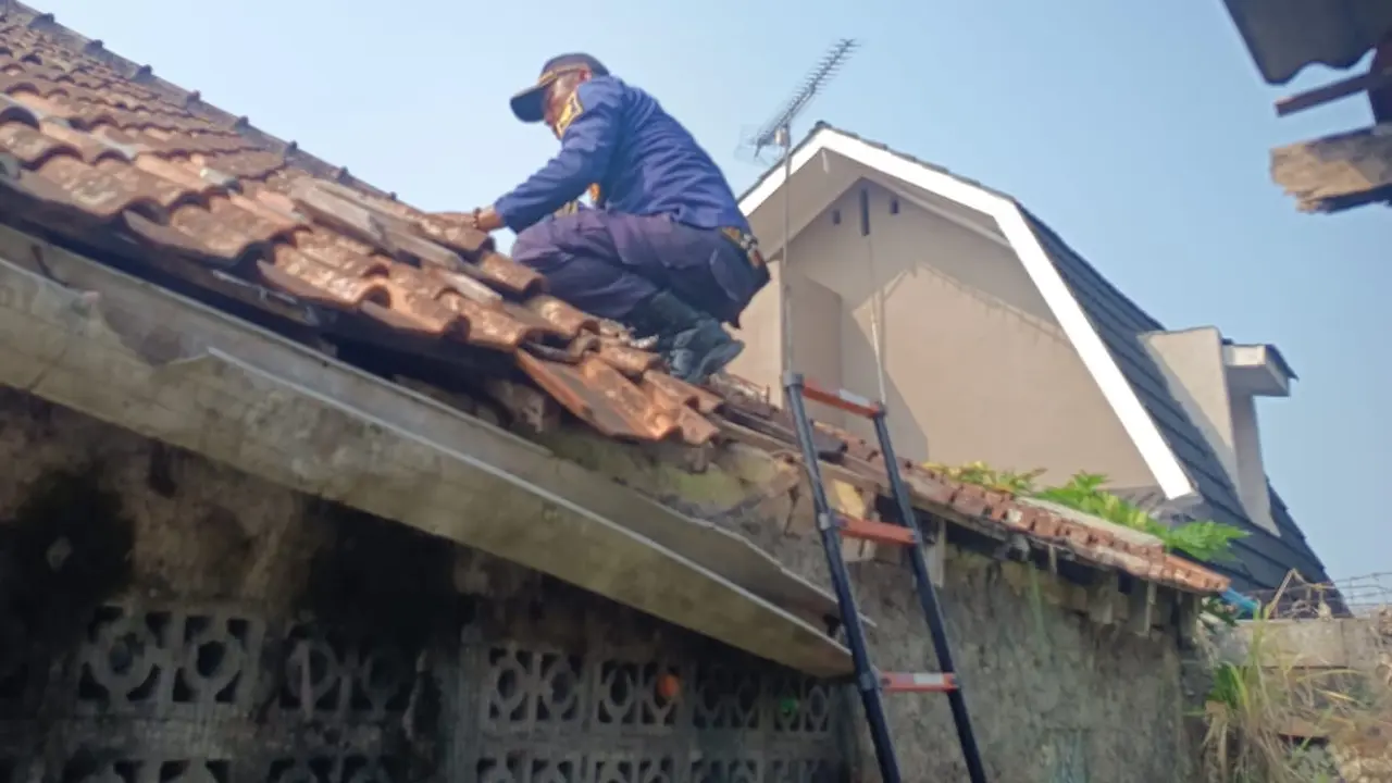 Petugas Damkar cek plafon rumah warga Sukabumi