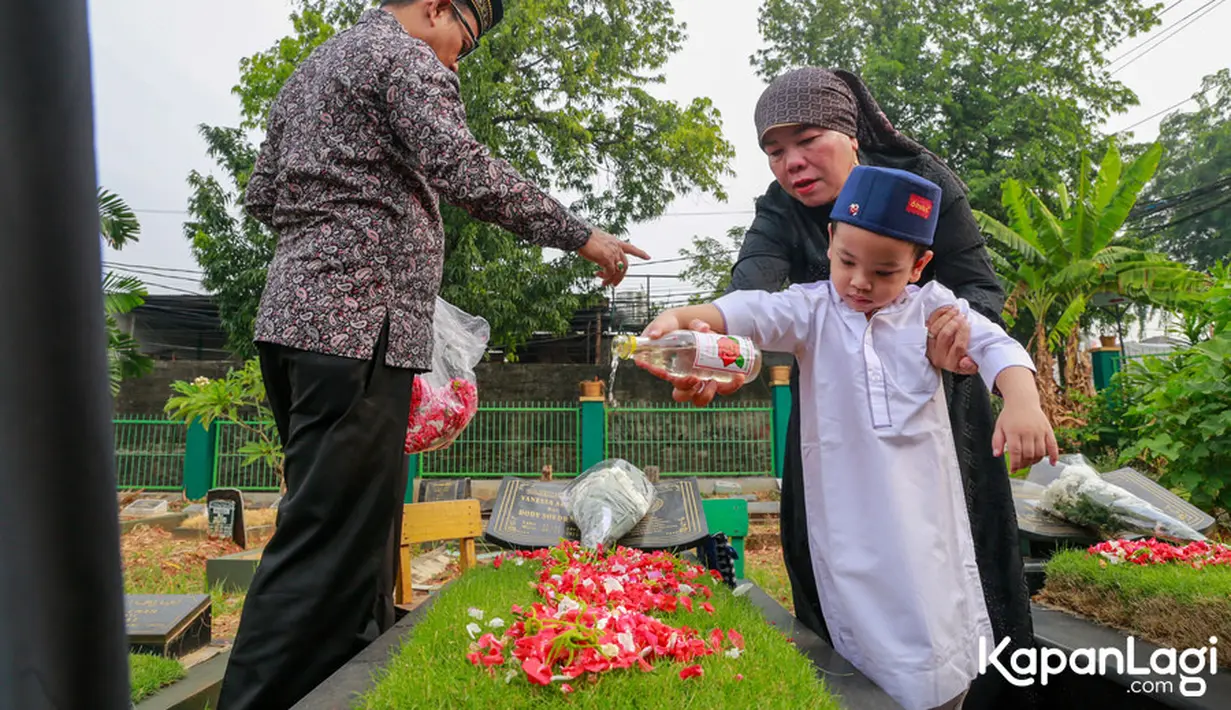 Usai mendoakan anak dan menantu, H. Faisal menceritakan cucunya yang beberapa hari terakhir kerap menyebut nama mendiang Venessa dan Bibi. [Foto: KapanLagi.com/Muhammad Akrom Sukarya]