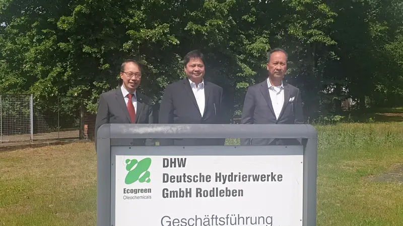 Menteri Perindustrian Agus Gumiwang Kartasasmita (kanan) bersama Menteri Koordinator Bidang Perekonomian Airlangga Hartarto (tengah) berfoto dengan CEO Ecogreen Oleochemicals GmbH, Pristijono Abadi (kiri) di Berlin. (Dok Kemenperin)