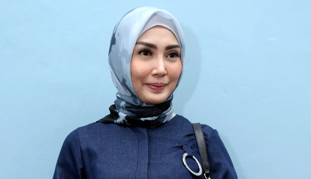 Apalagi, istri Arie Untung itu selama ini dikenal di dunia hiburan. Meski tidak sedikit selebriti memutuskan membuka hijab demi pekerjaan. Namun, Fenita mengaku malah kebanjiran job saat tampil berhijab. (Nurwahyunan/Bintang.com)