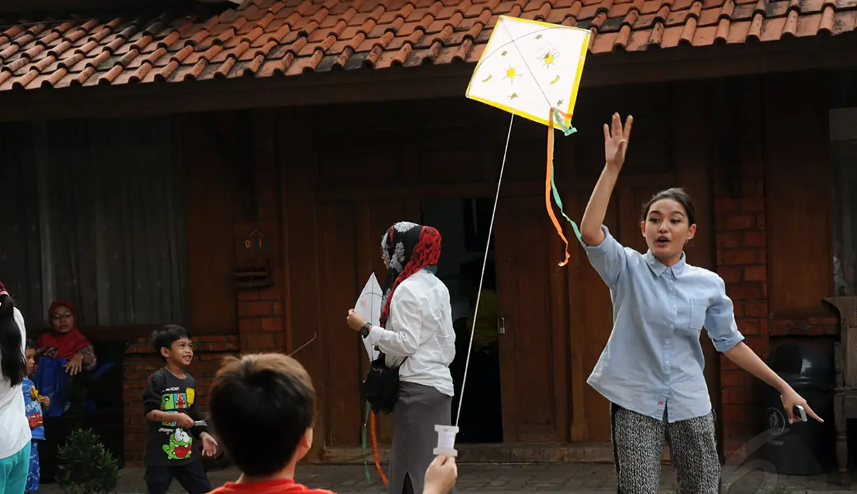 Salah satu anak mencoba menerbangkan layang-layang di Museum Layang-Layang, Jakarta, (27/9/2014). (Liputan6.com/Helmi Fithriansyah)