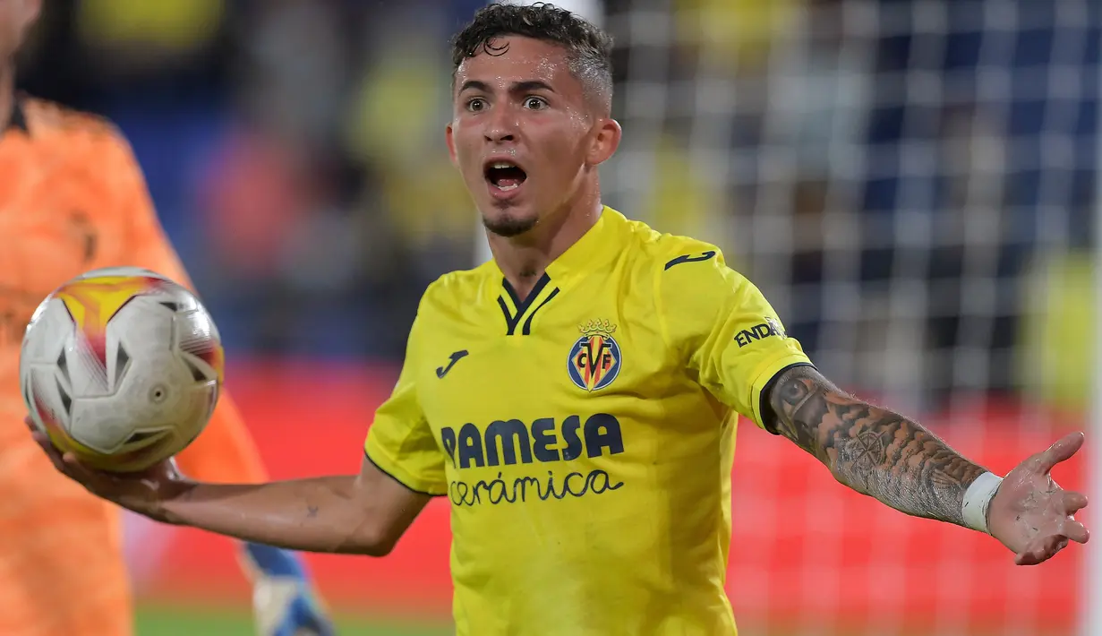 Yeremi Pino. Sayap kanan yang kini memasuki musim ke-2 bersama Villarreal telah mencetak 2 gol dan 4 assist di Liga Spanyol musim ini. Gol pertamanya dibuat di pekan ke-6, (22/9/2021) ke gawang Elche saat berusia 18 tahun 11 bulan dan 2 hari. Hasil akhir Villarreal menang 4-1. (AFP/Jose Jordan)