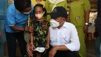 Menko PMK Muhadjir Effendy meninjau pelaksanaan vaksinasi COVID-19 di Puskesmas Twano, Kelurahan Entrop, Distrik Jayapura Selatan  Kota Jayapura, Papua, Sabtu (13/11/2021). (Dok Kemenko PMK)