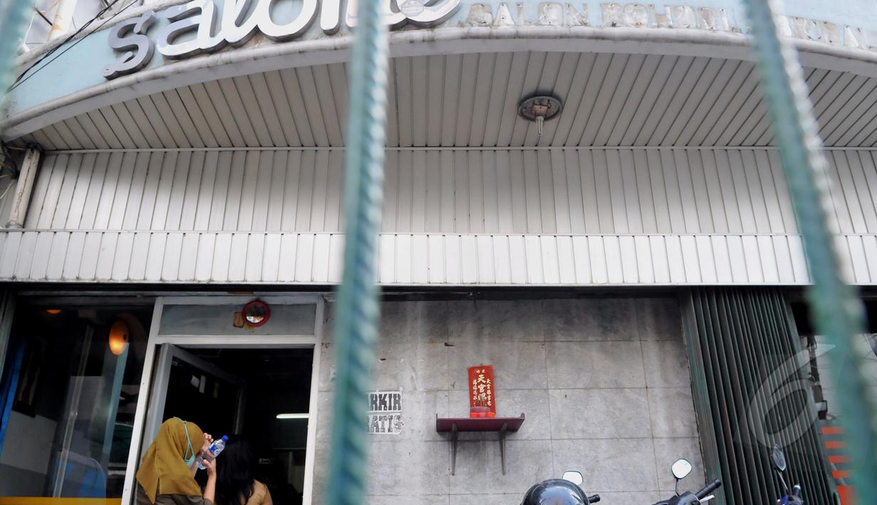 Sebuah tempat indekos di kawasan Sawah Besar dirazia petugas dari Pemprov DKI Jakarta, (28/4/2015) . Penertiban dilakukan untuk meminimalisir kegiatan prostitusi (Liputan6.com/Andrian M Tunay)