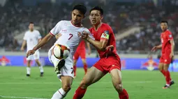 Pemain Timnas Indonesia, Marselino Ferdinan (kiri) berebut bola dengan pemain Timnas Vietnam, Do Hung Dung pada laga Grup F Kualifikasi Piala Dunia 2026 di My Dinh Stadium, Vietnam, Selasa (26/03/2024). (Dok.PSSI)