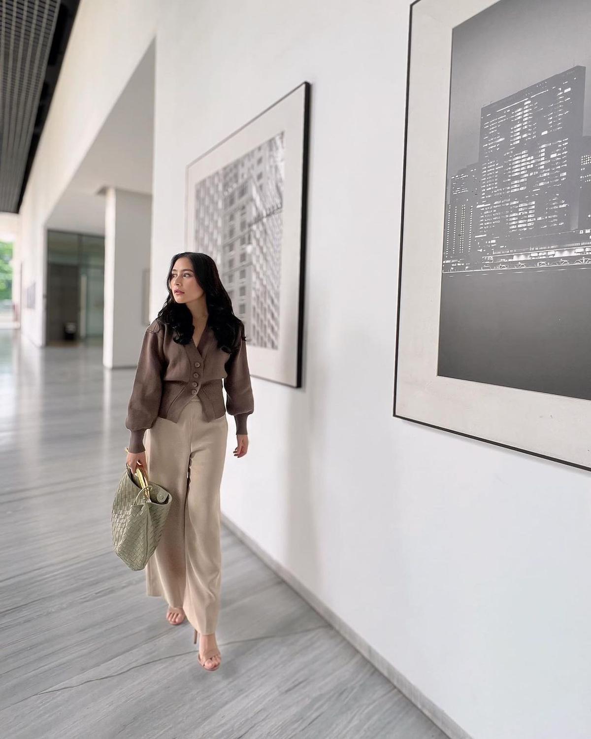 Dari Ketua Pelaksana FFI hingga Wasekjen APJI, 6 Pesona Wanita Karier Prilly Latuconsina Pakai Formal Outfit dan Tas Branded