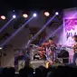 Aksi dari musisi Tohpati (kiri) di panggung Java Jazz Festival 2015 di JIExpo, Jakarta, Sabtu (7/3). Sebanyak 470 musisi dalam dan luar negeri tampil di ajang musik jazz tahunan tersebut. (Liputan6.com/Faizal Fanani)