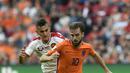Pemain Bulgaria, Georgi Kostadinov (kiri) gagal menahan laju pemain pemain Belanda, Davy Propper pada laga grup A kualifikasi Piala Dunia 2018 di Amsterdam, (3/9/2017). Belanda menang 3-1. (AFP/John Thys)