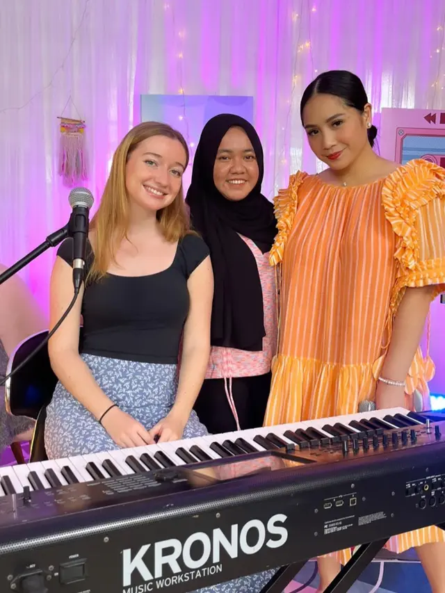 Stacey Ryan kunjungi Indonesia (Sumber foto: Instagram @shela_lala96)