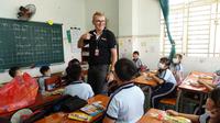 Guru dan siswa belajar di dalam kelas (pexels)