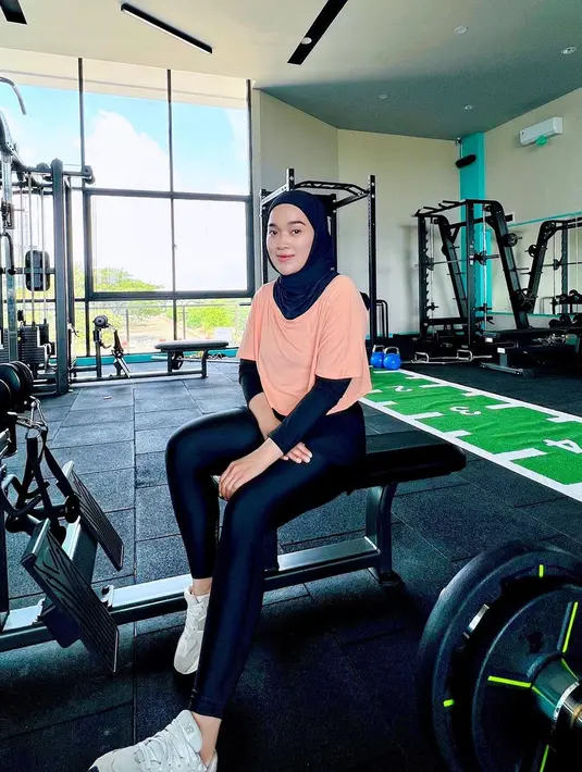 Aneka barbel mulai dari ringan dan berat sudah jadi teman Ririe Fairus saa berada di fitness center. Ia juga kera memamerkan outfit sporty lewat laman Instagram pribadinya. (Liputan6.com/IG/@ririe_fairus).