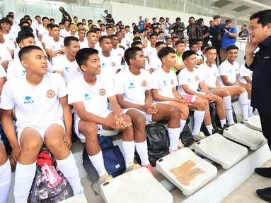 Ketua umum PSSI, Erick Thohir, menyapa para peserta seleksi pemain untuk mengikuti program Garuda Select di Stadion Madya Gelora Bung Karno, Jakarta, Kamis (6/7/2023). (Bola.com/M Iqbal Ichsan)