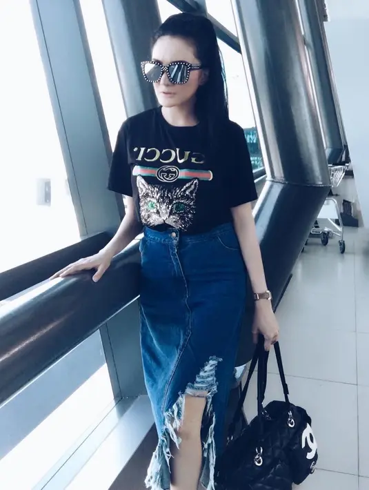 Paduan rok denim   dengan kaus hitam juga menadi pilihan yang tepat. Wanita ini begitu cantik memikat dan tidak berlebihan. (Instagram/kikiamaliaworld)