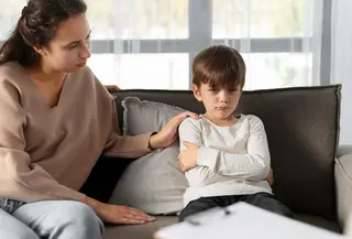 Menjadi orangtua bukan hanya tentang memenuhi kebutuhan fisik anak, tetapi juga membangun kesehatan mental dan emosionalnya sejak dini. Cara orangtua merespons emosi anak, menghadapi kesalahan, hingga membentuk kebiasaan sehari-hari akan sangat memengaruhi kepribadian anak di masa depan. (foto/dok: freepik)