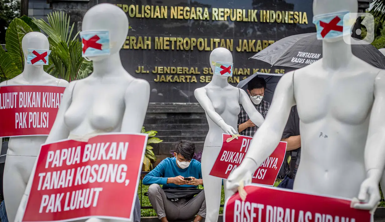 Sejumlah manekin dan poster tuntutan saat dipajang di depan Polda Metro Jaya, Jakarta, Senin (21/3/2022). Aksi itu bentuk dukungan terhadap Haris Azhar dan Fatia Maulidiyanti saat menjalani pemeriksaan terkait kasus dugaan pencemaran nama baik Luhut Binsar Pandjaitan. (Liputan6.com/Faizal Fanani)