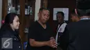 Tukul Arwana menerima tamu yang berdatangan untuk berbela sungkawa atas meninggalnya Susiana, Istri Tukul Arwana, Jakarta, Selasa (23/8). Susiana dikabarkan meninggal lantaran sesak nafas. (Liputan6.com/Herman Zakharia)