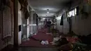 Pasukan Taliban melaksanakan salat di penjara Pul-e-Charkhi, Kabul, Afghanistan, Senin (13/9/2021). Saat ini Taliban mengendalikan penjara Pul-e-Charkhi dan membuatnya kembali berjalan dengan menahan sekitar 60 orang, terutama pecandu narkoba dan penjahat. (AP Photo/Felipe Dana)
