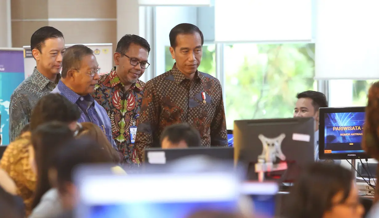 Presiden Joko Widodo didampingi Menko Perekonomian Darmin Nasution dan Kepala BKPM Thomas Lembong meninjau layanan konsultasi Online Single Submission (OSS) BKPM di PTSP BKPM, Jakarta, Senin (14/1). (Liputan6.com/Angga Yuniar)