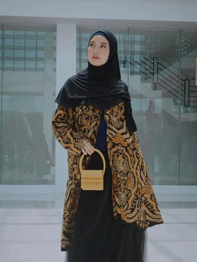Model Baju Batik Hijab Kekinian Chaca Frederica (Foto: Instagram @chafrederica)