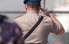 Potret Gagah Jenderal Bintang 2 Foto di Depan Rumah Anak Buahnya 'Di Bawah Teduhnya Pohon Eukaliptus