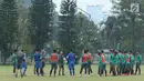 Pelatih Timnas Indonesia U-23, Luis Milla (hadap lensa) memberi arahan saat latihan di Lapangan A Senayan, Jakarta, Sabtu (17/3). Latihan ini persiapan uji tanding melawan Singapura pada 21 Maret mendatang. (Liputan6.com/Helmi Fithriansyah)