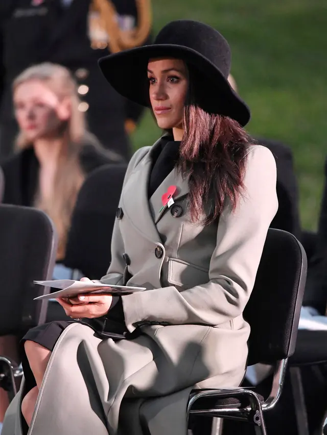 Meghan Markle Tampil Cantik Dengan Topi Hitam di Anzac Day