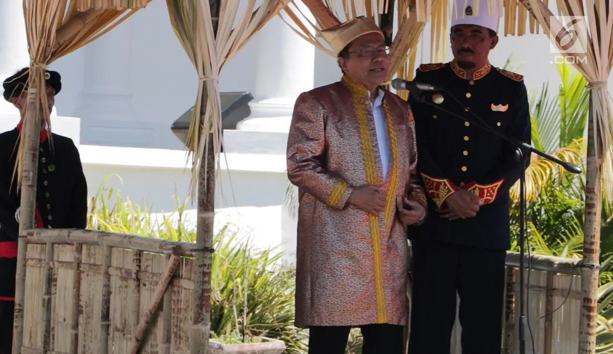 Tokoh nasional Rizal Ramli didampingi Sultan Tidore Husain Syah memberikan sambutan pada HUT ke 910 Kota Tidore di Kesultanan Tidore, Sulawesi Utara, Kamis (12/4). Pada kesempatan itu Rizal Ramli mengenakan baju adat kesultanan. (Liputan6.com/Pool/Ardi)