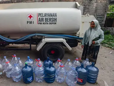 Warga menunggu pendistribusian air bersih yang dilakukan  Palang Merah Indonesia (PMI) di RW 08. Cipayung Jaya, Kota Depok, Jawa Barat, Jumat (14/07/2026).