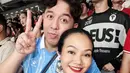 Yura Yunita dan Donne Maula tampil kontras dengan pilihan jersey yang berbeda. Yura Yunita pilih mengenakan jersey merah dengan paduan wastra sedangkan Donne Maula pilih jersey timnas dengan nuansa biru muda [@yurayunita]