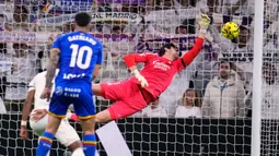 Namun, mereka malah dikejutkan dengan gol spektakuler Martin Satriano pada menit ke-39 setelah tendangan first time roketnya dari luar kotak penalti menjebol gawang yang dijaga oleh Thibaut Courtois. (AP Photo/Manu Fernandez)