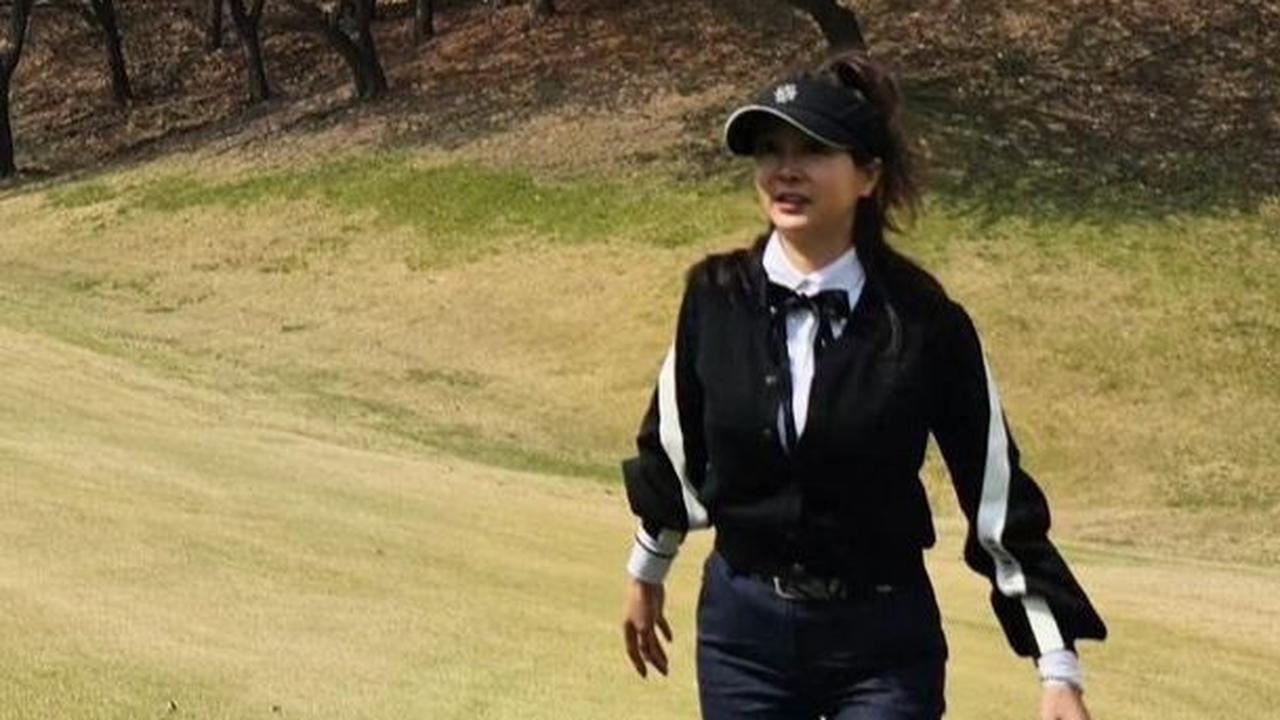 Cha Yong-joo tampaknya hobi bermain golf. Ini potretnya saat bermain golf.