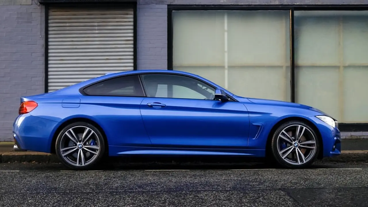 Ilustrasi mobil biru