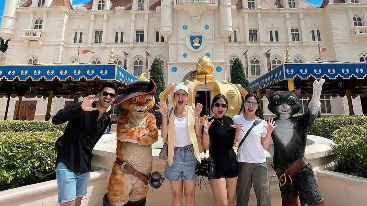 Deretan Momen Mesra Tyas Mirasih dan Tengku Tezi Liburan ke Universal Studio Singapura yang Curi Perhatian