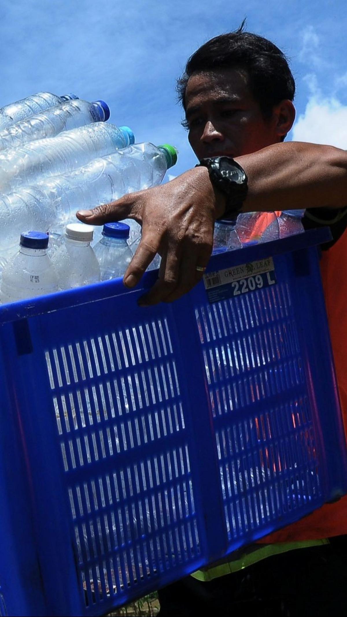 Botol-botol bekas ini mereka didapatkan dari hasil bersih kali Kanal Banjir Timur, warga sekitar, dan bank sampah. Foto: merdeka.com / Imam Buhori<br>