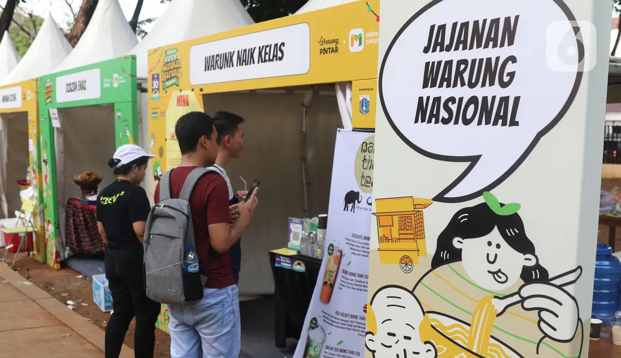 Pengunjung melihat Festival Gerakan Warung Nasional (FGWN) di Lapangan Banteng, Jakarta, Sabtu (14/12/2019). Acaran bertujuan menyadarkan pentingnya partisipasi warung dan usaha menengah kecil dan mikro (UMKM) Indonesia dalam membangun perkembangan ekonomi. (Liputan6.com/Angga Yuniar)