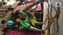 Anak-anak berlatih mendalang wayang kulit di Sanggar Nirmalasari, Cinere, Depok, Jawa Barat, Minggu (9/2/2020). Lebih dari 30 siswa dari sekitar Jabodetabek berlatih mendalanag dan seni karawitan di Sanggar Nirmalasari. (merdeka.com/Arie Basuki)