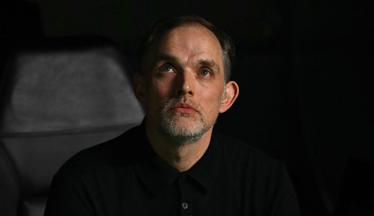 Federasi Sepak Bola Inggris (FA) pada Rabu (16/10/2024) resmi menunjuk Thomas Tuchel sebagai pelatih baru timnas Inggris. Tampak dalam foto, Pelatih kepala Bayern Munich asal Jerman, Thomas Tuchel sebelum pertandingan sepak bola leg kedua semifinal Liga Champions UEFA antara Real Madrid CF dan FC Bayern Munich di stadion Santiago Bernabeu, Madrid, 8 Mei 2024. (JAVIER SORIANO/AFP)