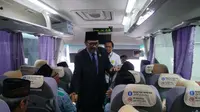 Dubes Indonesia untuk Arab Saudi Agus Maftuh berbincang dengan jemaah haji Indonesia yang akan menuju hotel. Foto: Darmawan/MCH