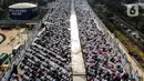 <p>Ribuan umat Islam melaksanakan sholat Id 1 Syawal 1443 Hijriah hingga memenuhi Stadion Jakarta Internasional Stadium, Senin (2/5/2022). Pemerintah Indonesia menetapkan Hari Raya Idul Fitri 1443 Hijriah jatuh pada tanggal 2 Mei 2022. (Liputan6.com/Johan Tallo)</p>