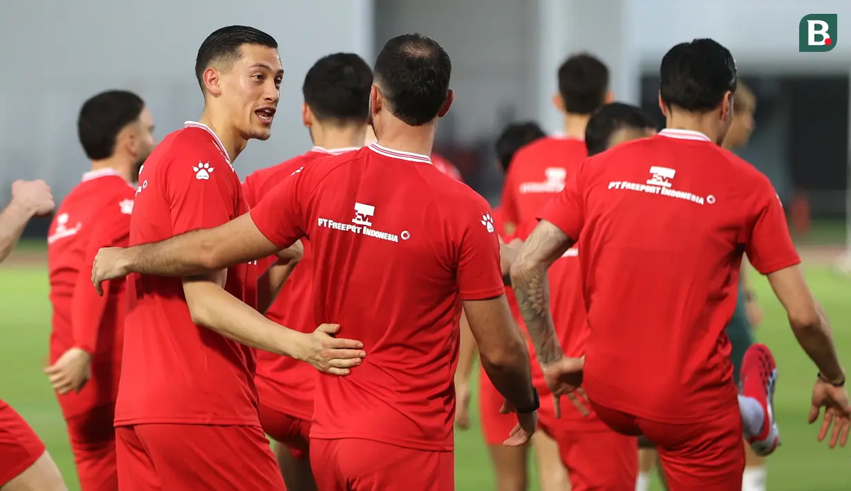Pemain Timnas Indonesia, Jay Idzes (kiri) berbincang dengan Jordy Amat saat melakoni latihan resmi menjelang laga FIFA Series 2026 melawan St Kitts and Nevis di Stadion Madya, Senayan, Jakarta, Kamis (26/03/2026). (Bola.com/M Iqbal Ichsan)
