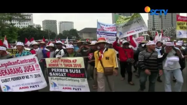 Ribuan nelayan dari sejumlah wilayah berunjuk rasa di Monas, tagih janji Presiden Joko Widodo legalkan cantrang dan turunkan Menteri Susi.