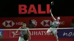Kevin Sanjaya/Marcus Gideon berhasil melangkah ke final nomor ganda putra Turnamen Bulu Tangkis Indonesia Masters 2021 usai mengatasi pasangan Malaysia, Ong Yew Sin/Teo Ee Yi dalam laga semifinal di Bali International Convention Center, Sabtu (20/11/2021). (Dok. PBSI)