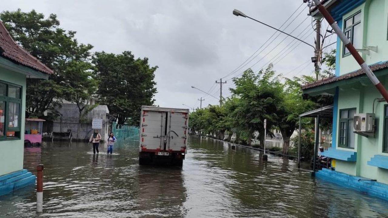 Puluhan Pompa Dikerahkan Atasi Banjir Pelabuhan Semarang Akibat Luapan Air Laut