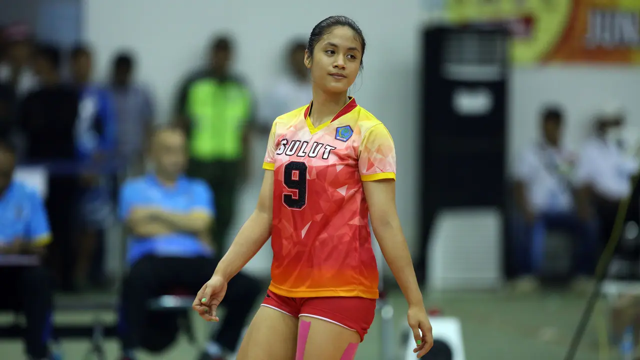 Pevoli putri Sulawesi Utara, Graciea Suwu berjalan saat melawan Jabar di semifinal voli putri PON XIX, Gelora Sabilulungan, Kab Bandung, Selasa (27/9). Tim putri Sulut kalah 17-25, 18-25, 8-25.