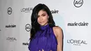 Kylie Jenner tampil seksi dengan busana ungu yang tampak unik di karpet merah Marie Claire's Image Maker Awards 2017 di Catch LA di West Hollywood, California (10/1). (AP PHOTO/ Jordan Strauss)