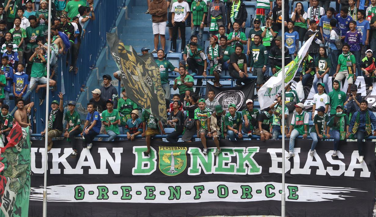 Kesetiaan Bonek untuk Persebaya Surabaya saat memadati stadion pada laga 8 Besar Liga 2 Grup Y di Stadion GBLA, Bandung, Sabtu (18/11/2017). Persebaya Menang 1-0. (Bola.com/Nicklas Hanoatubun)